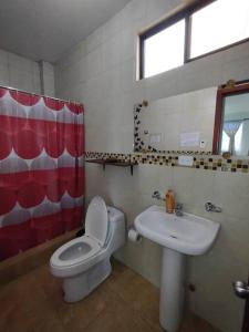 y baño con aseo y lavamanos. en VISTA ÚNICA HERMOSO Mini Departamento en Ambato, en Ambato