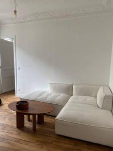 パリにある1 bedroom apartment in Montmartreのリビングルーム(白いソファ、コーヒーテーブル付)