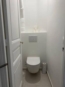 パリにある1 bedroom apartment in Montmartreの白いバスルーム(トイレ、ドア付)
