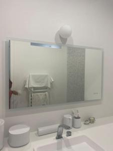 パリにある1 bedroom apartment in Montmartreの鏡付きの洗面台、写真撮影用