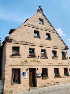 ツィルンドルフにあるAltstadtpension Zirndorfのレンガ造りの建物
