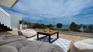 Una sala de estar con una mesa y una gran ventana. en ALLONBAY sea front luxury penthouse, en Villajoyosa 40 fotos más