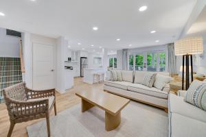 uma sala de estar com um sofá e uma mesa em Mahalo Cape May Townhomes em Cape May