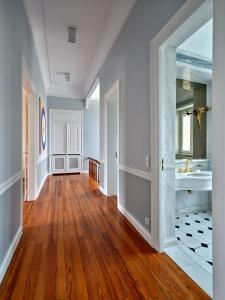 baño grande con lavabo y suelo de madera. en The White House in Plaka by JJ Hospitality en Athens