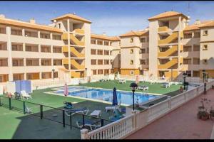 ein großes Apartmenthaus mit großem Pool in der Unterkunft La Casa del Pico in Mar de Cristal