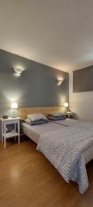 バジェ・グラン・レイにあるLA CONDESA APARTAMENTO 7のベッドルーム1室(ベッド2台、テーブル2台、ランプ2つ付)
