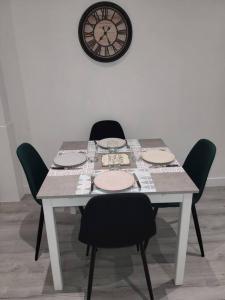 Φωτογραφία από το άλμπουμ του Grand studio refait à neuf centre-ville σε La Bourboule