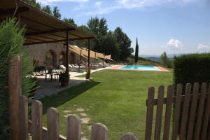 Bazén v ubytovaní Agriturismo Le Buche di Viesca alebo v jeho blízkosti