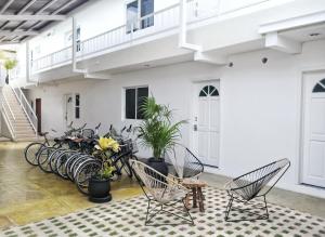 トゥルムにあるFreelance Hostelの建物の中にたくさんの自転車が駐車されている部屋