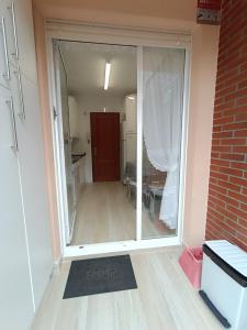um quarto com uma porta de vidro deslizante num quarto em Apartamento con jardin privado junto playa Usil - Mogro em Miengo