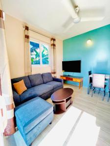 ein Wohnzimmer mit einem Sofa und einem Tisch in der Unterkunft SeaLaVie Apartments - Grenada in Saint Georgeʼs