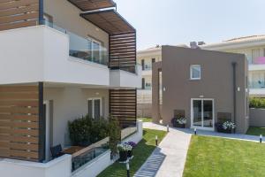 a house with a view of the yard at Val Del Mar in Skala Fourkas