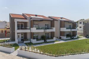 an image of a house with a yard at Val Del Mar in Skala Fourkas