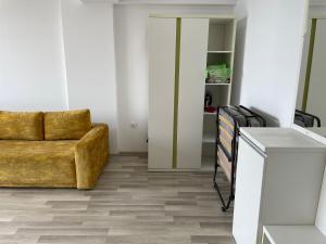 a living room with a couch and a table at Apartament Summerland Crazy Beach Mamaia in Mamaia