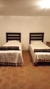 twee bedden naast elkaar in een kamer bij Casa Andivi Ruta Dominica in Yanhuitlán
