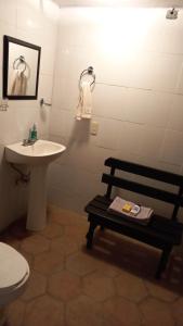 een badkamer met een toilet, een wastafel en een bank bij Casa Andivi Ruta Dominica in Yanhuitlán