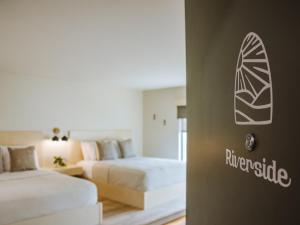 Postel nebo postele na pokoji v ubytování Brut Hotel