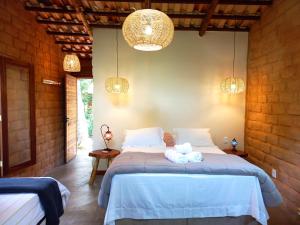 um quarto com uma cama com duas toalhas em Vila Floresta - Chalé da Mata em São Jorge