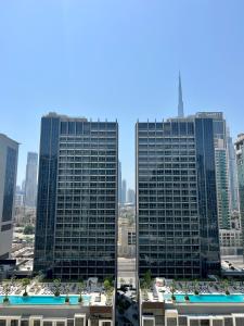 Athesa Apartments Downtown Dubai Business Bay في دبي: إطلالة على مبنيين طويلين في مدينة