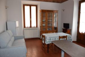 a living room with a couch and a table at Appartamento Polino in Chianciano Terme
