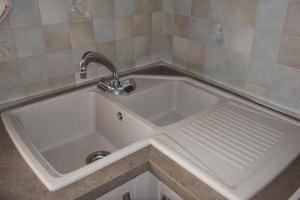 un lavandino con rubinetto in cucina di Appartamento Polino a Chianciano Terme
