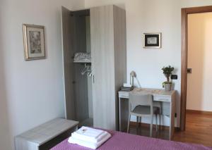 a bedroom with a desk and a bed and a table at Ai Cantarelli in Lugagnano