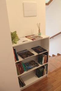 une étagère remplie de livres dans une pièce dans l'établissement Ai Cantarelli, à Lugagnano