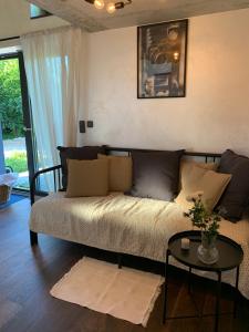 - une chambre avec un lit et une table dans l'établissement Casa di Giacobbe Loft apartment Amalfi, à Frýdlant nad Ostravicí