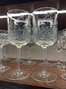 un groupe de verres à vin assis sur une table dans l'établissement Casa di Giacobbe Loft apartment Amalfi, à Frýdlant nad Ostravicí