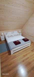 - une chambre avec un lit dans une pièce en bois dans l'établissement Słoneczne Wzgórze, à Lubrza