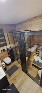 Pokój z pokojem z toaletą i pokojem z pokojem w obiekcie Słoneczne Wzgórze w mieście Lubrza