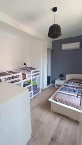 sypialnia z 2 łóżkami i lampką w obiekcie Duplex - Palais de Justice w Tuluzie