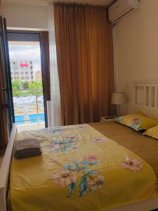 sypialnia z łóżkiem z kwiatami w obiekcie Alex MNL w Bukareszcie