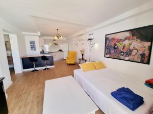 sala de estar con cama blanca y cocina en Flower Beach 14, en San Bartolomé