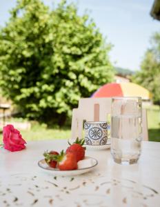 Varilhes的住宿－bienvenue chez vous 09，草莓和一杯水的桌子