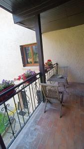 d'une terrasse avec une table et un banc sur un balcon. dans l'établissement Duplex - Palais de Justice, à Toulouse