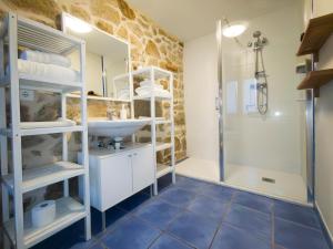 een badkamer met een wastafel en een douche bij Casa Rural Sabariz in Sabariz