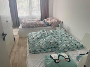 2 łóżka w małym pokoju z: w obiekcie Apartmán Ivona 2 w Zlinie