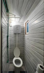 ein kleines Bad mit einem WC und einem Fenster in der Unterkunft Kuca i splav na reci Savi in Belgrad