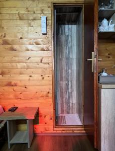 eine Tür zu einem Zimmer mit einer Holzwand in der Unterkunft Kuca i splav na reci Savi in Belgrad