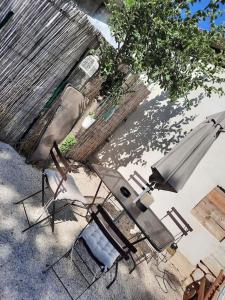 patio z krzesłami i parasolem w obiekcie adorable guest house avec jardin et parking privatif w Aix-en-Provence