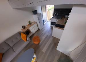 - Vistas a la cocina y a la sala de estar en adorable guest house avec jardin et parking privatif, en Aix-en-Provence