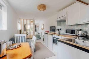 Nhà bếp/bếp nhỏ tại Lovely cosy annex by the sea +6 ảnh