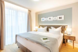 Postel nebo postele na pokoji v ubytování SEETELHOTEL Ostseehotel das Entdeckerhotel an der Ostsee und der perfekte Startpunkt für Ihre Inselabenteuer
