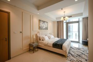 - une chambre avec un grand lit et une fenêtre dans l'établissement Luxury Apartment burj khalifa view, à Dubaï