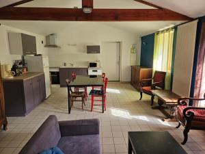 eine Küche und ein Wohnzimmer mit einem Sofa und einem Tisch in der Unterkunft Appartement Malleval Chez Jeanne in Malleval
