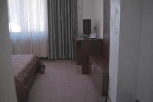 um quarto com uma cama, uma cómoda e uma janela em Pensiunea La Busu em Bran