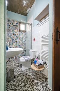 een badkamer met een wastafel en een toilet bij One Salonica Deluxe Apartment 1 in Thessaloniki