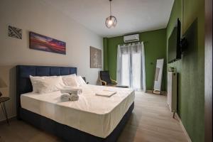 een slaapkamer met een bed met twee handdoeken erop bij One Salonica Deluxe Apartment 1 in Thessaloniki
