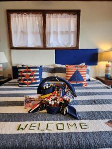 um quarto com uma cama com um sinal de boas-vindas em Bella Vista Resort Belize em San Pedro